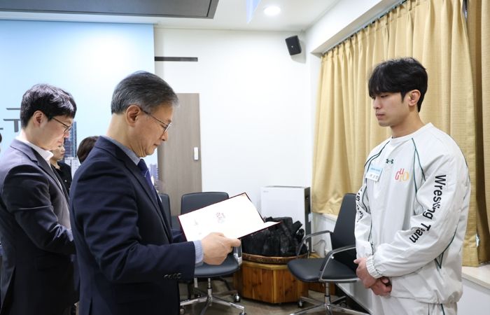 장인홍 구로구청장이 3월 6일 구청 르네상스홀에서 열린 ‘구로구청 직장운동경기부 신규 선수 입단식’에서 레슬링팀 박성민 선수에게 임용장을 수여하고 있다.