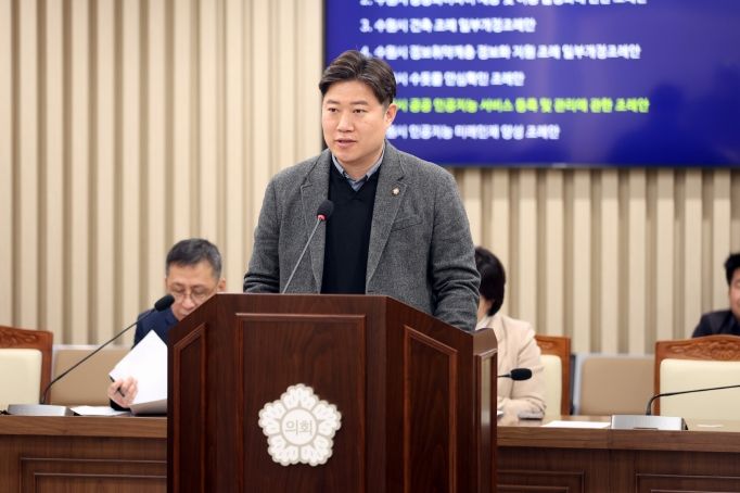 수원특례시의회 김동은 의원이 제399회 임시회 도시미래위원회에서 발언하고 있다.