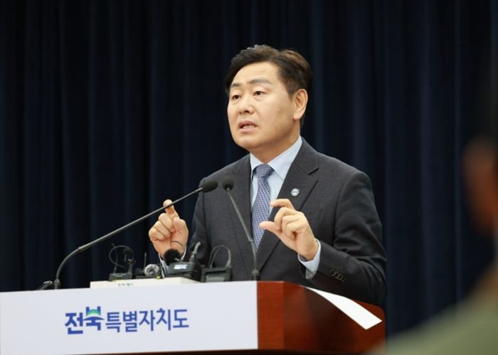 13일 전북특별자치도청 브리핑룸에서 김관영 도지사가 군산조선소가 9년만에 새주인 찾아 완전 재가동을 시작한다는 기자회견을 갖고 있다