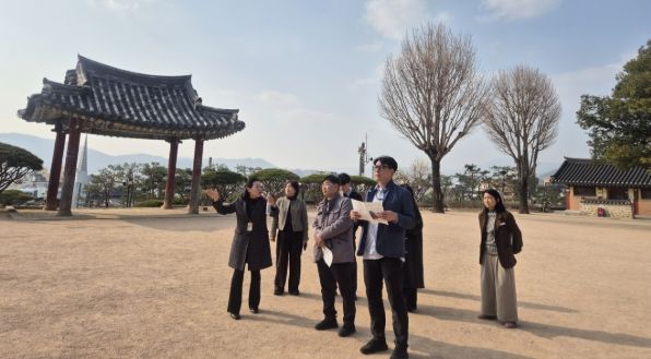 밀양시를 방문한 국가유산청 관계자들이 영남루를 방문해 지역 문화유산을 살피고 있다.