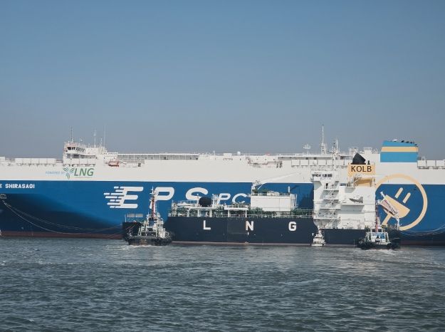 LNG 급유를 위해 정박 중인 급유선