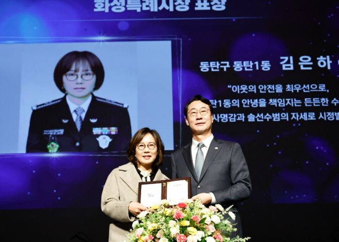 정명근 화성특례시장이 ‘제26회 화성특례시민의 날’ 기념식에서 시민 유공자에게 표창장을 수여한 뒤 기념촬영을 하고 있다.