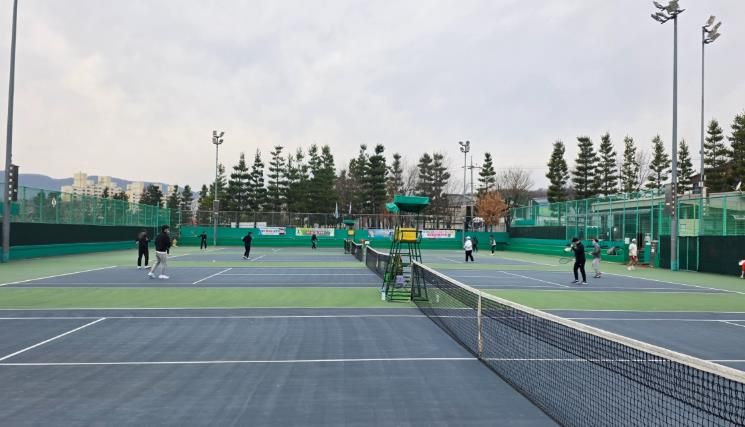 지난 21일부터 22일까지 열린 ‘제38회 밀양시 종별 테니스대회’에 참가한 동호인들이 밀양종합운동장 부속 테니스장에서 열띤 경기를 펼치고 있다.