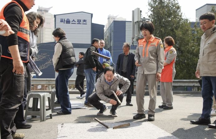 척사대회에 참여 중인 주광덕 시장