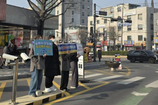 지난 25일 광명시청 직원들이 시청 청사 정문에서 승용차 요일제(5부제) 홍보 캠페인을 하고 있다.