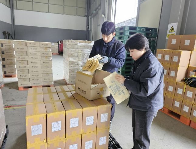 시청 직원들이 종량제봉투 창고에서 수급상황을 점검하고 있다