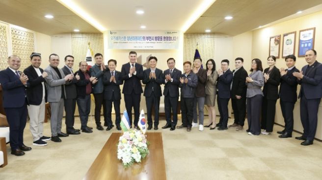 우즈베키스탄 청년미래재단 방문 기념 단체사진