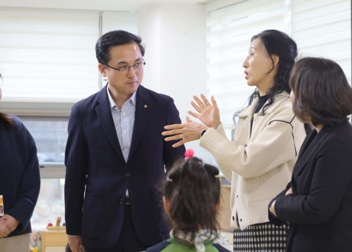 박희조 동구청장이 동구통합가족센터 공동육아나눔터를 방문해 시설을 둘러보고 있는 모습