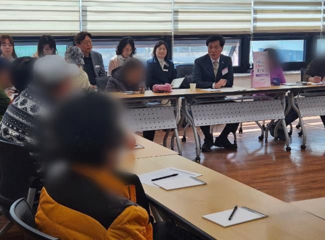 시민과 ‘소통하기 좋은 날’ 열일곱 번째 만남에서 밀양시 관계자와 정신건강복지센터 이용자 가족들이 서로 의견을 나누고 있다.