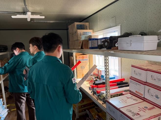 천안시 동남구가 26일 지역민방위대 대상 정기검열을 실시하고 있다.