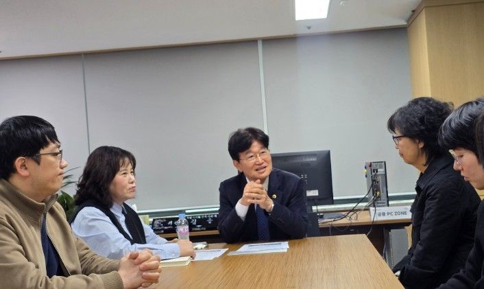 22기 정책위원회 간담회를 진행하고 있는 김용일 정책위원장