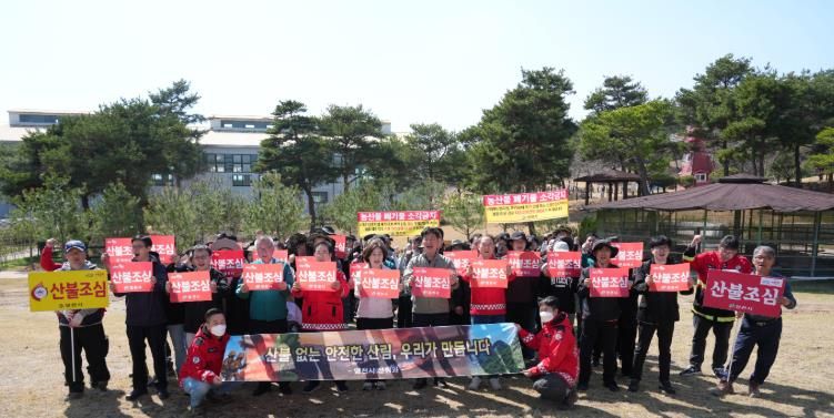 영천시 직원들이 식목일을 맞아 운주산 승마조련센터 일원에서 이팝나무와 철쭉을 심고 있다.