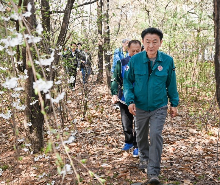 의정부시는 4월 2일 장암동 413-3번지 일원 수락 리버시티 단지 앞 오솔길 조성사업 대상지에 대한 현장 점검을 실시했다.