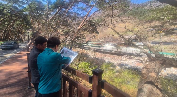 이정곤 부시장이 지난 2일 국가하천 구역 내 불법 경작 및 시설물 일제 점검 현장을 찾아 관련 현황을 점검하고 있다.