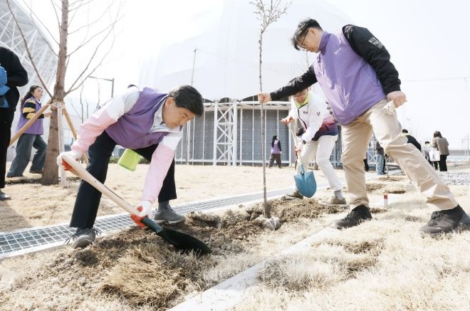 광주시, 제81회 식목일 맞아 G-스타디움서 나무 심기 행사 개최
