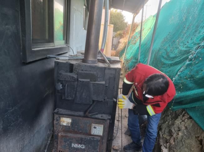 시 관계자가 산불 예방을 위해 화목보일러를 점검하고 있다