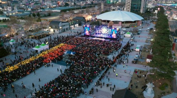 안동 벚꽃축제, 이틀째 ‘인산인해’