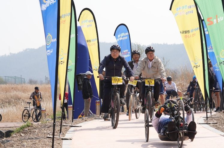 나주시가 지난 2일 지석천 자전거길 나주 구간(산포~남평) 6.11km 조성을 완료하고 개통식을 개최했다.