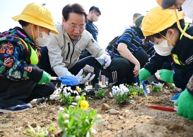 인천시, 식목일 맞아 시민과 함께 나무 심기 행사