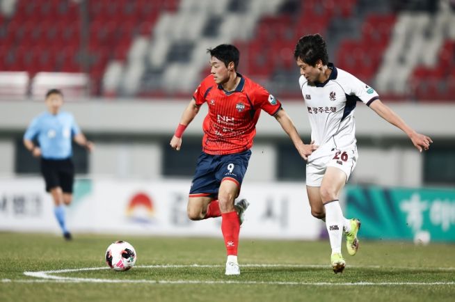 3월 17일 광주전 홈경기에서 김천상무 이건희가 K리그 통산 100경기 출전을 달성했다.