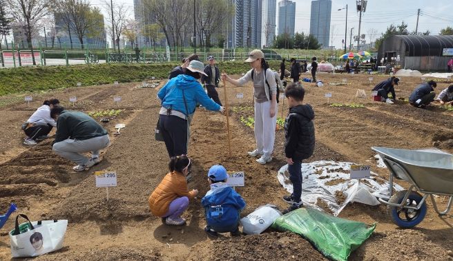 지난 4일 개장한 ‘성동 무지개텃밭’에서 전문가 지도와 함께 경작 활동하고 있는 주민들 모습