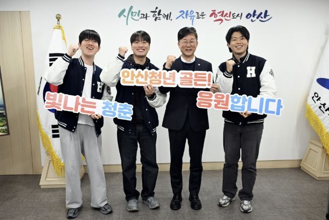 이민근 안산시장(사진 오른쪽 두번째)이 9일 안산시청에서 한양대학교 ERICA 학생들과 청년 유출 문제를 주제로 간담회를 진행하고 기념촬영을 하고 있다.