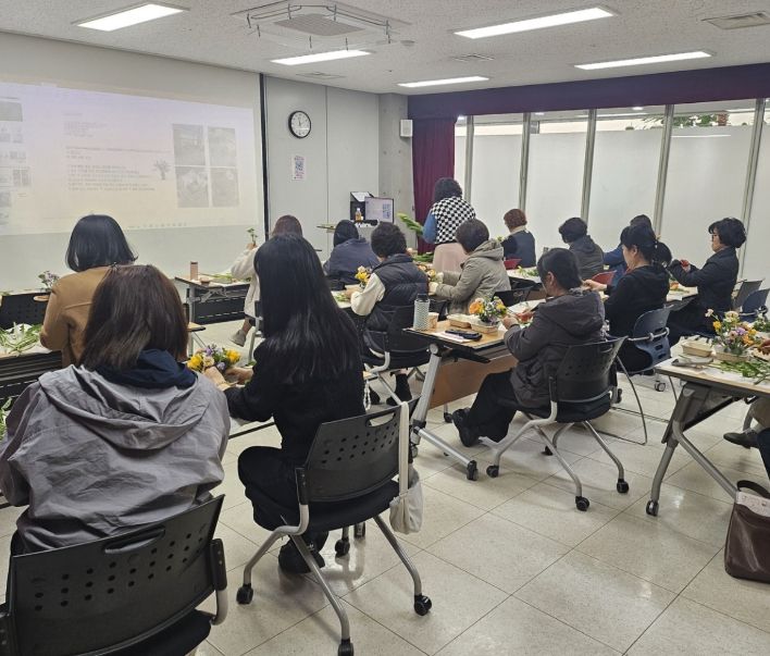 오산시 중앙도서관, 감성 힐링 ‘그림책 원예테라피’ 운영…시민 호응 속 성황