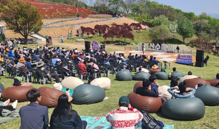 제3회 영인산 철쭉제 현장 사진. 방문객들이 봄꽃에 둘러싸여 편안한 분위기에서 공연을 즐기고 있다.