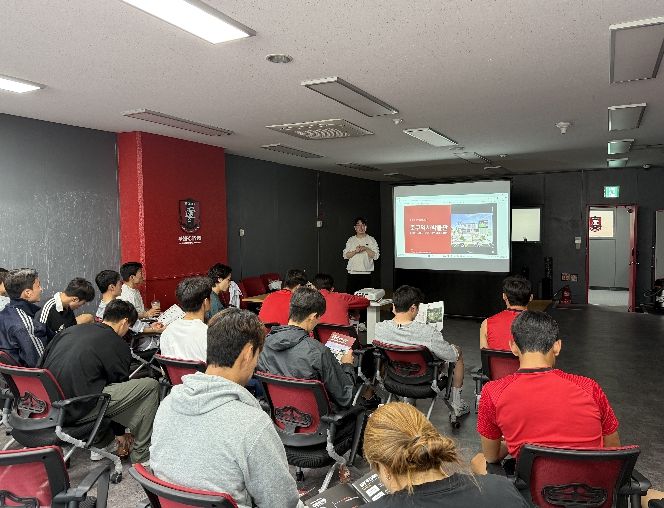 1. 천안시가 지난 3일 천안시티FC 선수단을 찾아 축구역사박물관 건립 사업 현황을 설명하고 유물 기증 참여를 홍보하고 있다.